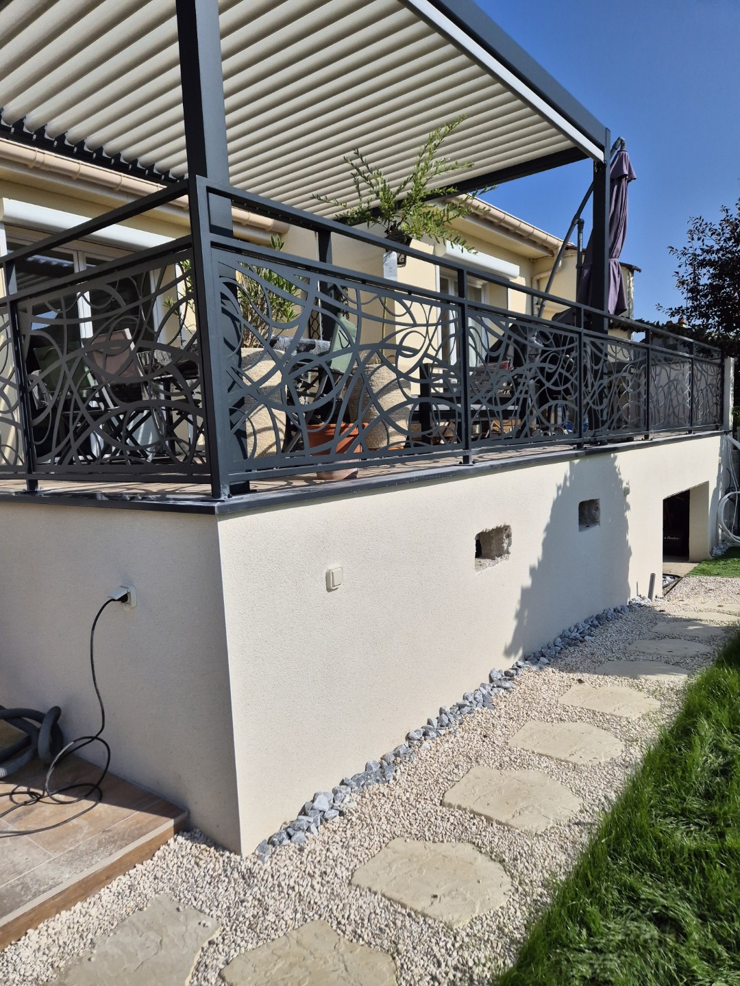 CREATION D UNE TERASSE SURELEVE AVEC FINITION PIERRE SUR DALLE A PLOT